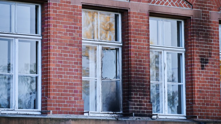 O incidente provocou pequenos danos na fachada, incluindo um vidro partido