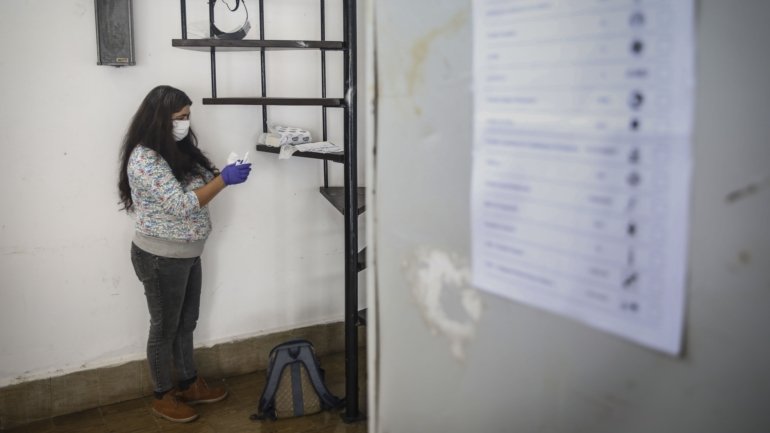 Segundo a especialista em Ciência Política, a maioria da população nos Açores com direito de voto não foi às urnas, marcando um certo desinteresse