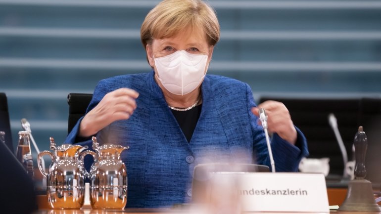 A decisão foi tomada depois da reunião entre a chanceler Angela Merkel e as autoridades regionais