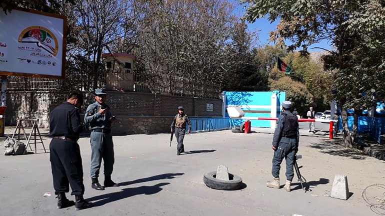 As forças de intervenção afegãs cercaram as instalações do campus universitário