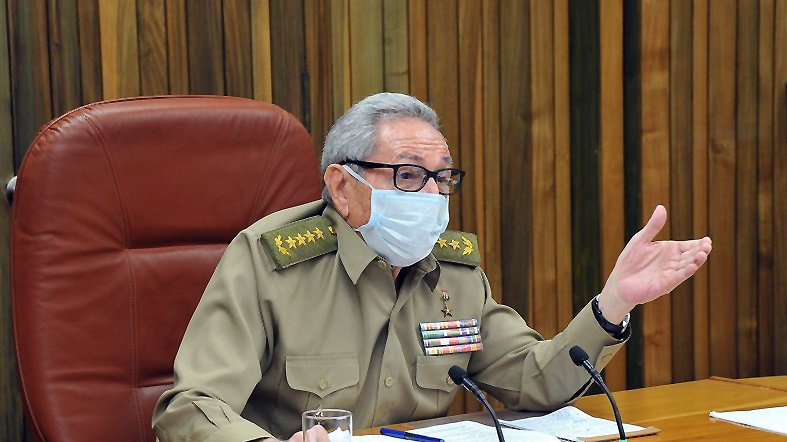 epa08371009 A handout photo made available by Estudio Revolucion shows former Cuban President and an leader of the Comunist Party Raul Castro Ruz during a meeting about the coronavirus situation, in Havana, Cuba, 17 April 2020 (issued 18 April 2020). Cuba maintains the upward trend in cases of COVID-19 with a new record of 63 confirmed in one day, bringing the total to 986 positives and 32 deaths from the disease, one more since the day before, reported the Ministry of Public Health from the island (Minsap).  EPA/Estudio Revolucion HANDOUT   BEST QUALITY AVAILABLE HANDOUT EDITORIAL USE ONLY/NO SALES
