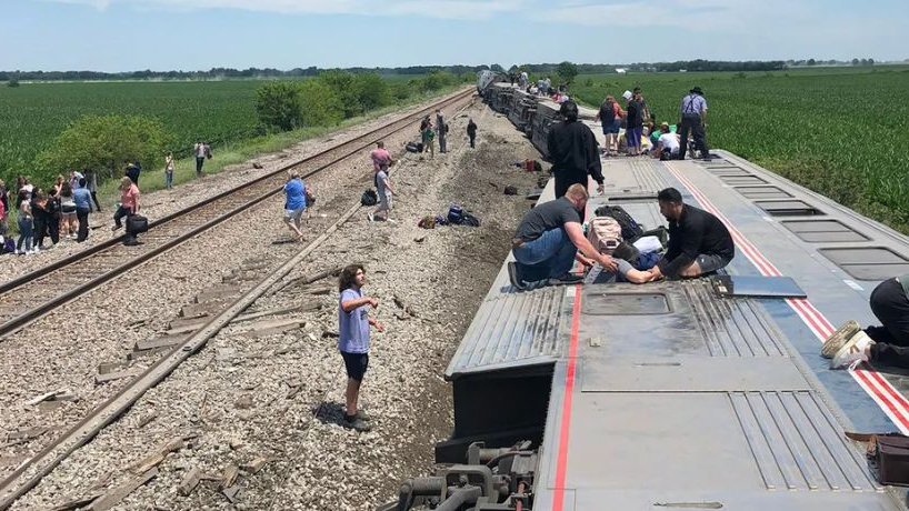 Comboio com 243 passageiros descarrila após colidir contra camião no Missouri