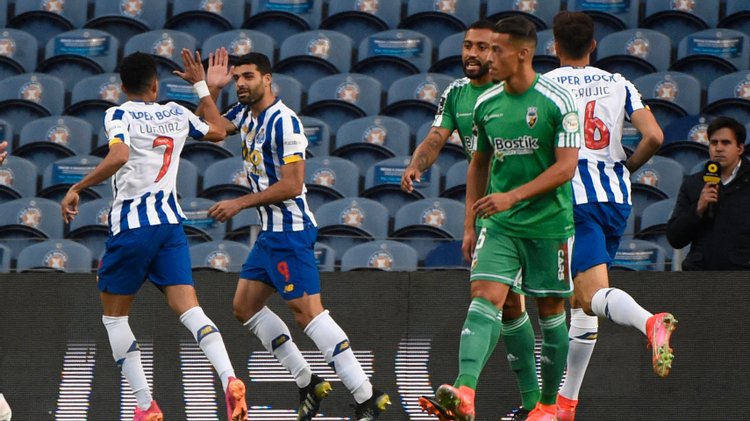 FC Porto goleia Farense por claros 5-1 no Dragão, adia festa do Sporting e  está a uma vitória da entrada direta na Champions – Observador