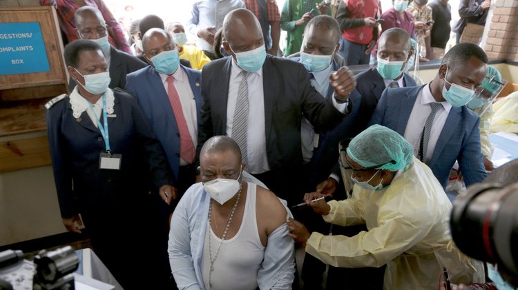 Covid-19: Zimbabué torna-se no oitavo país africano a começar vacinação –  Observador