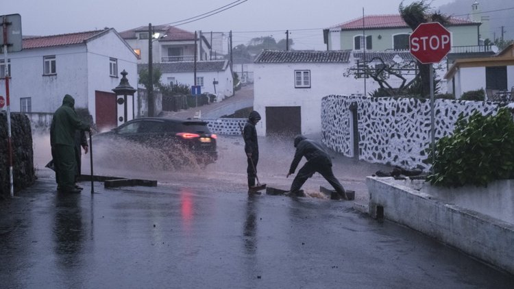 Mau Tempo Sobem Para 45 As Ocorrencias Registadas Nos Acores Devido A Chuva Forte Observador