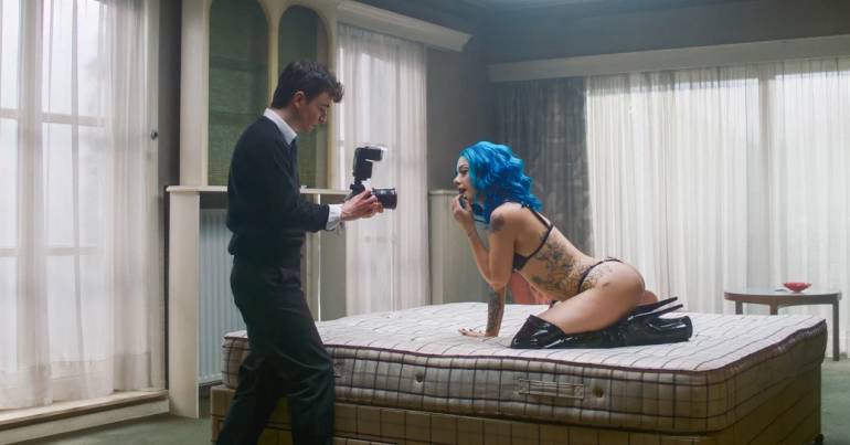 "Truly Naked": entre o simples e o simplista