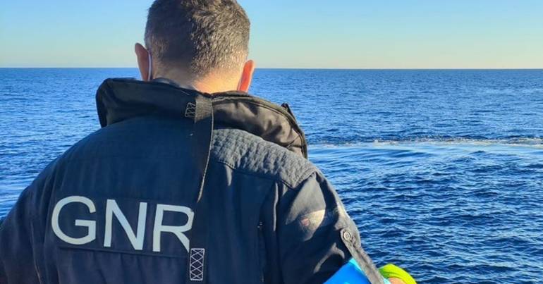 GNR detém 10 pessoas e apreende duas embarcações no Algarve