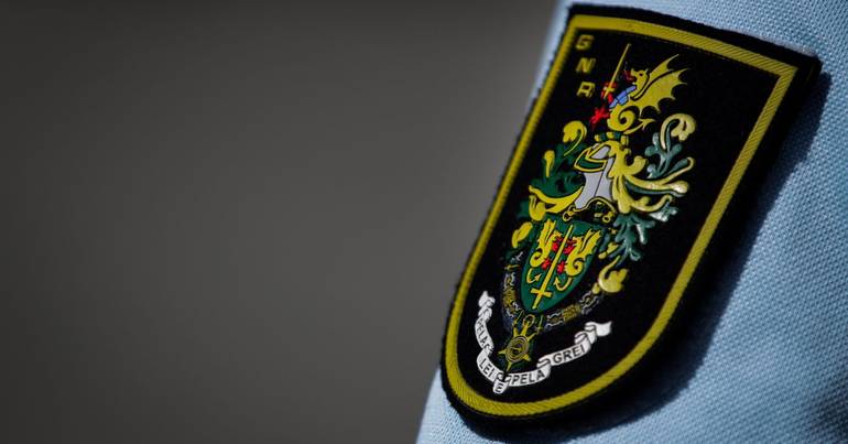 Homem de 77 anos detido por posse ilegal de armas
