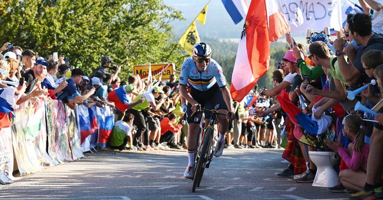 Remco caiu, levantou-se, voltou a atacar e fez história