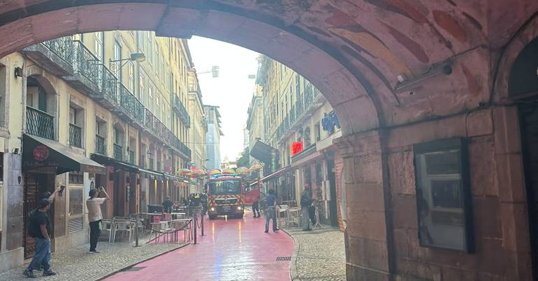 Cais do Sodré. Deflagrou incêndio na Rua Cor de Rosa