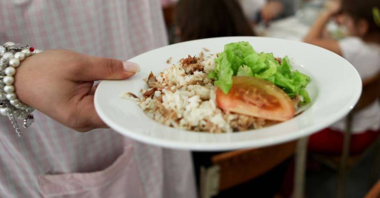 Criança sem almoço na escola por dívida não paga