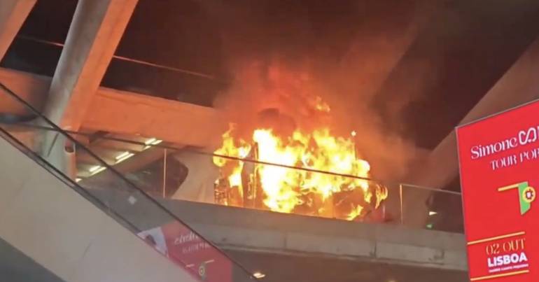 Fogo consome rulote na Gare do Oriente, em Lisboa