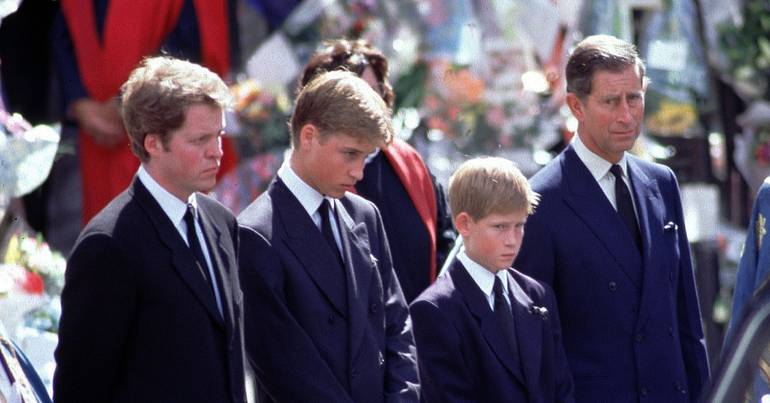 Irmão de Diana acusa Carlos em novo livro. Buckingham reage O Palácio de Buckingham quebrou o seu silêncio habitual quanto a alegações desta natureza, sugerindo que a perda levou a que Charles Spencer tivesse a memória distorcida e o discernimento afetado.