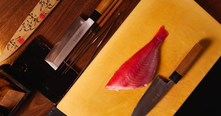 Omakase Wa. 15 etapas e 3 chefes com as facas e peixe na mão