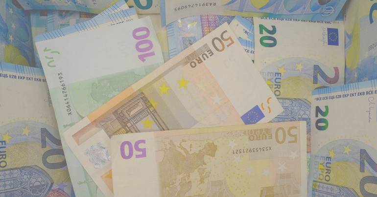 Taxa de poupança das famílias cai 0,2% na zona euro