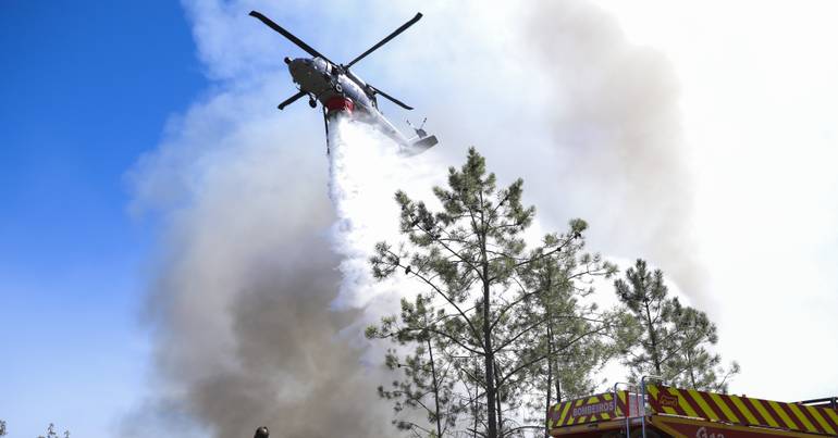 Incêndios. Quatro meios aéreos combatem fogo em Odemira