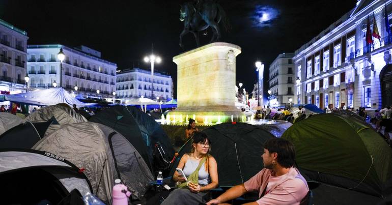 Centenas de pessoas acampam pela segunda noite em Madrid
