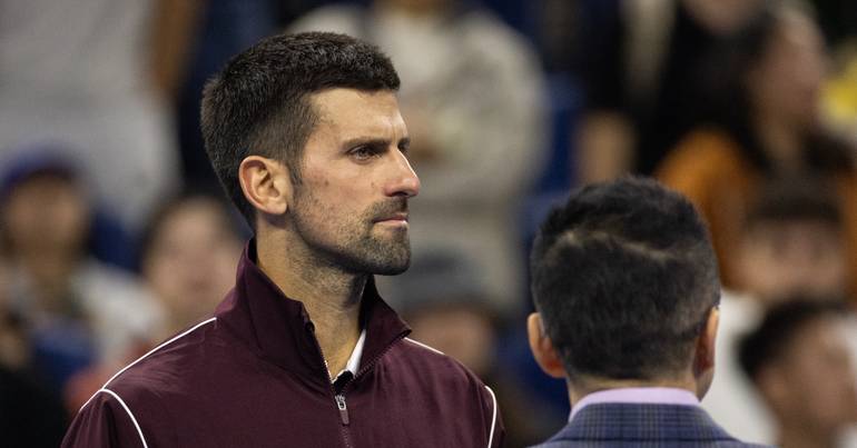 Djokovic na final de Pequim após desqualificação de Medvedev