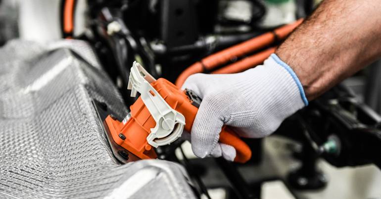 Atividade industrial da China regressa ao crescimento