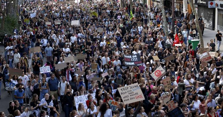 França. UE pede "resposta proporcional" a protestos