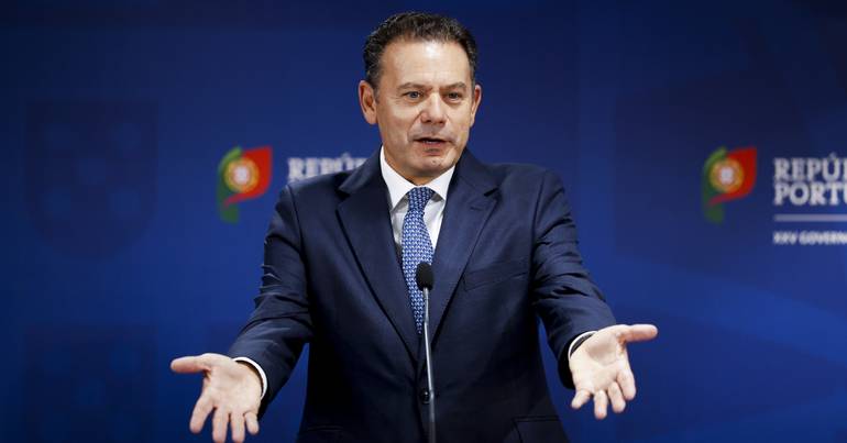 Sondagem. AD em terceiro, Carneiro melhor que Montenegro