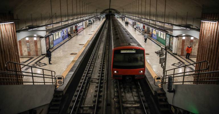 Greves no Metro de Lisboa desconvocadas A Fectrans e o STRUP cancelam as paralisações parciais após serviços mínimos decretados permitirem, dizem, substituição por trabalhadores não habilitados.