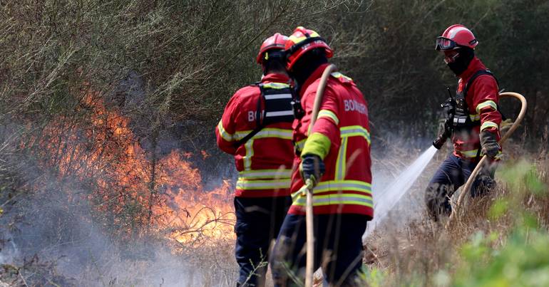 Caldas da Rainha. Três bombeiros feridos em combate a fogo