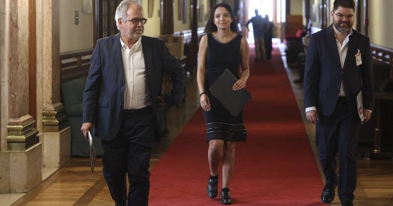 BE acusa PS de dar "cheque em branco" ao Governo