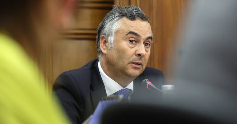 Ministro garante que "ninguém está a falhar" nas vagas