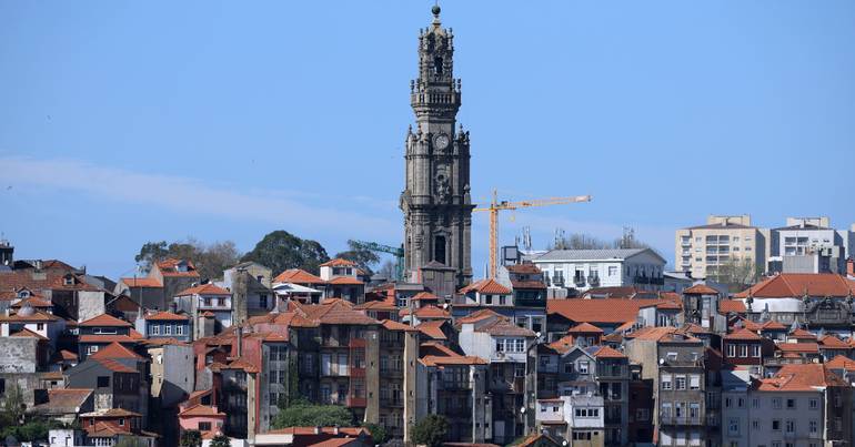 Porto. Autocarros turísticos e tuk-tuks com novas paragens