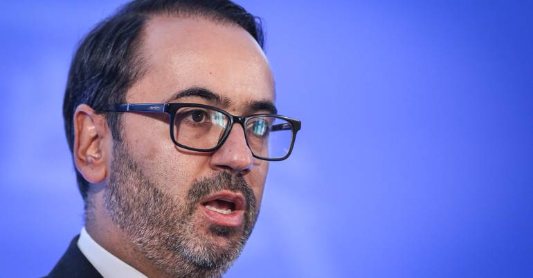 PS confirma abstenção para evitar "precipício político"