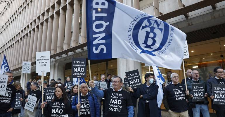 Sindicatos da banca cancelam greve e acordam subida salarial