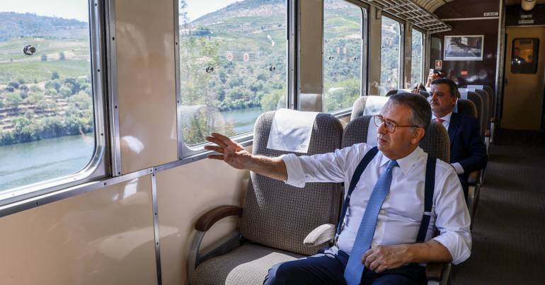 Douro de Comboio: Uma Viagem de Descoberta pela Alma Vinhateira de Portugal