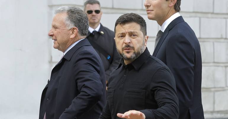 Zelensky diz que só vai a Moscovo "num míssil"
