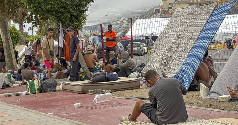 3.000 menores não acompanhados em centros de Ceuta O Governo tem estimado em mais de 70.000 o número de pessoas que entrou em Ceuta ilegalmente em 24 horas no final de julho