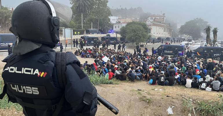 Ceuta: polícia inicia operação para desmantelar acampamento