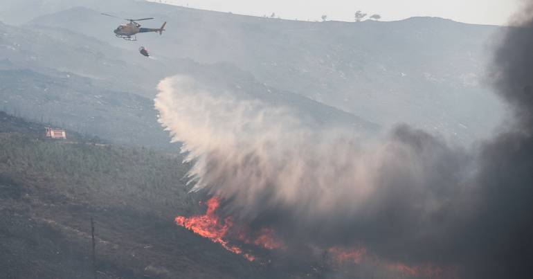 Almalaguês: fogo mobiliza 12 meios aéreos
