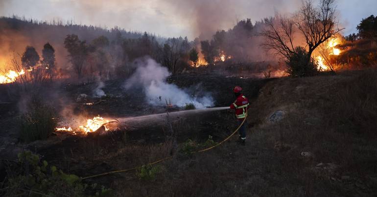 Fogo no concelho de Mirandela favorável ao combate Às 20h00, no terreno estavam mais de 160 operacionais apoiados por 61 viaturas