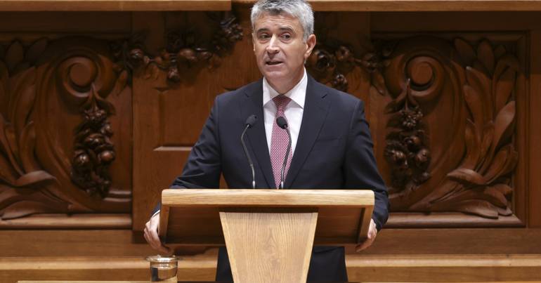 José Luís Carneiro: "Sou diferente de Montenegro"