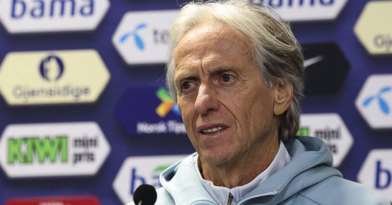 Seleção Nacional visita equipa sensação do último Mundial