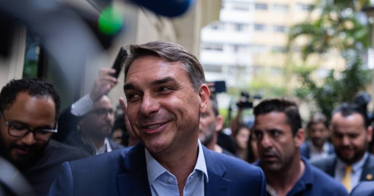 Flávio Bolsonaro desafia Lula para debate televisivo