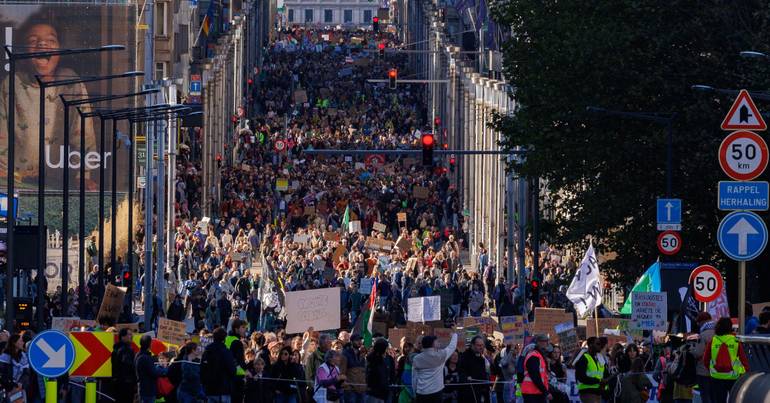 45 mil em Bruxelas na Marcha pelo Clima Impostos sobre combustíveis fósseis, fim dos subsídios à indústria e uma transição justa. Foram estas as principais exigências de uma manifestação que tomou as ruas de Bruxelas este domingo.