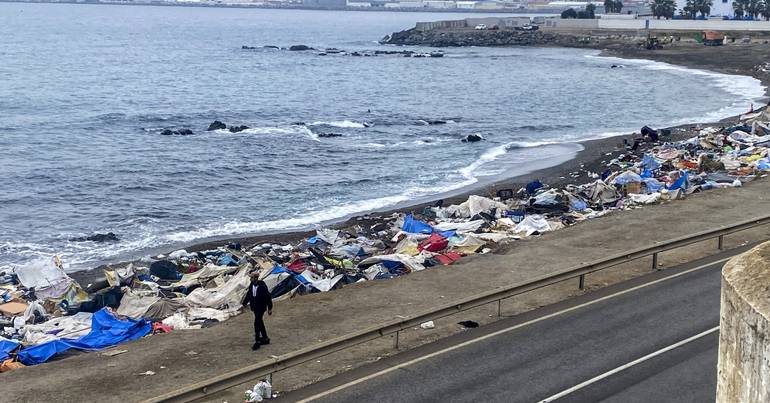 Ceuta. Retiradas 300 toneladas de resíduos em acampamentos A Polícia Nacional retirou cerca de 500 migrantes que viviam nestes acampamentos finais de julho