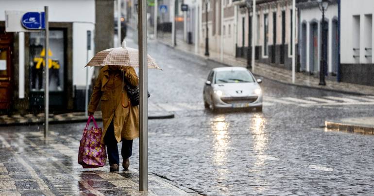 Açores. Aviso amarelo por previsão de chuva forte e trovoada