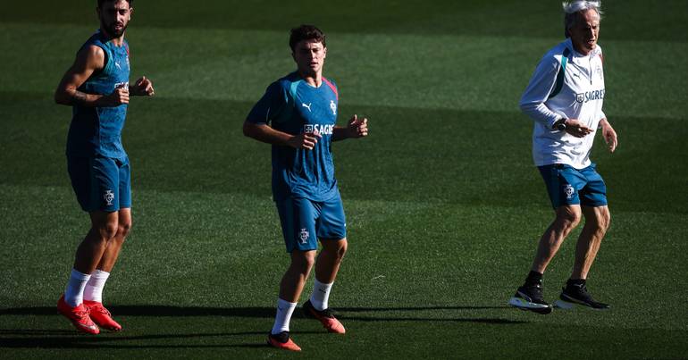 Jesus aquece com Ronaldo no primeiro treino