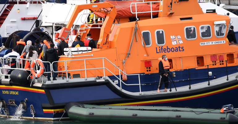 Mais de 70 migrantes resgatados no canal da Mancha por autoridades francesas - Vimarsana News