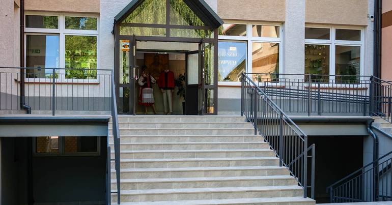 Polónia. 8 feridos num ataque com faca perto de uma escola