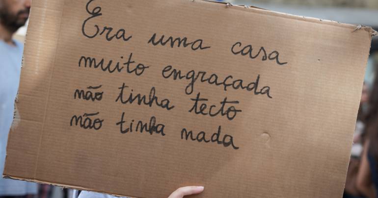 Habitação. Cerca de 200 pessoas saem à rua em Faro Cartaz empunhado por manifestante na cidade do Porto