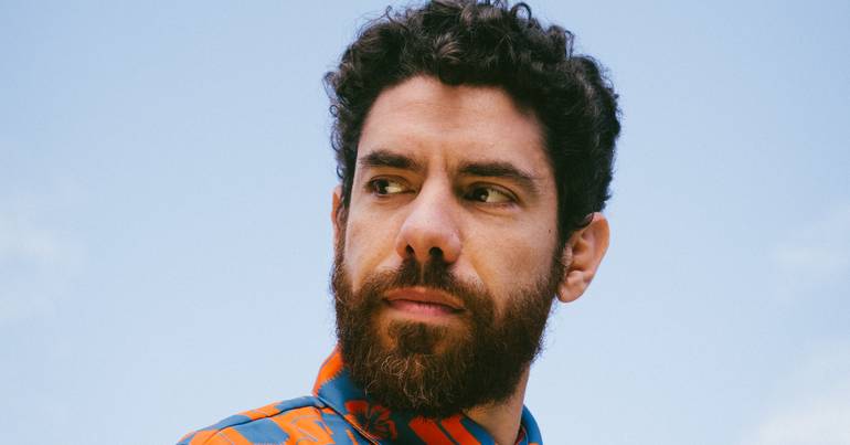 O pós eleições "será muito tenso", diz cantor Luca Argel