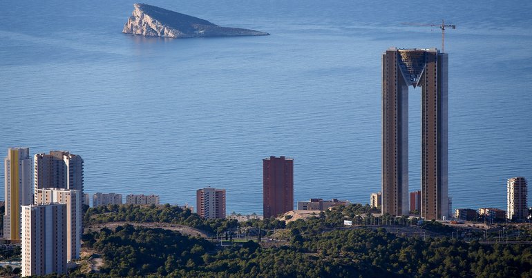 Tem 47 andares, 187 metros de altura e demorou 17 anos a ser construído: este é o maior arranha-céus da União Europeia - Vimarsana News